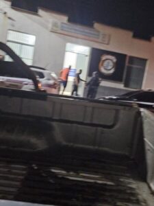 GUARNIÇÃO DA PM PRENDE EM FLAGRANTE ACUSADO DE TENTATIVA DE HOMICÍDIO CONTRA O IRMÃO NO BAIRRO FLORESTA, EM PINHEIRO