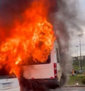 Acidente seguido de incêndio interdita Avenida dos Franceses nesta quinta-feira (15)