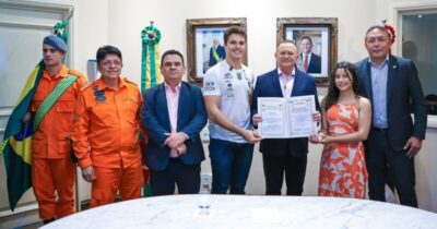Atleta olímpico que salvou vida de adolescente recebe a mais alta honraria do Corpo de Bombeiros do Maranhão