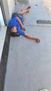 Moradores pedem que familiares busquem homem que amanheceu deitado e apresenta sinais de fraqueza em Barreirinhas