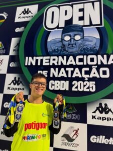Atleta da Viva Água, Davi Hermes, conquista 2 medalhas de ouro no Open Internacional de Natação CBDI 2025