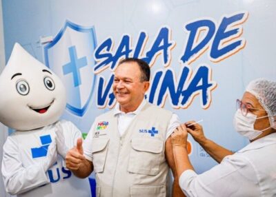 Governador Brandão recebe dose e destaca ampliação da vacinação contra a gripe no Estado