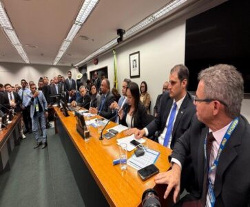 Presidente da FAMEM reúne prefeitos, vereadores, secretários de estado e parlamentares em reunião na Câmara com os deputados federais e senadores