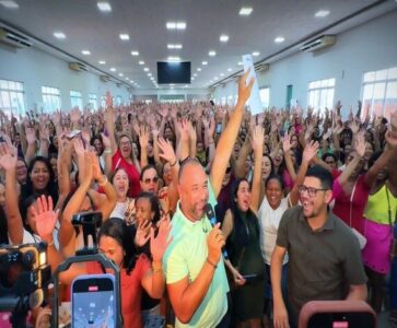 Prefeito Roberto Costa anuncia reajuste histórico para professores e mediadores contratados da rede municipal de Bacabal
