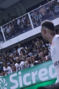 Diferença entre salários de jogador e torcida cresce no Brasil e já é a segunda maior do mundo