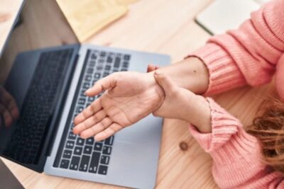 Uso excessivo de telas provoca aumento de DORT/LER entre jovens e adolescentes