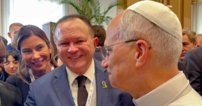 Brandão e a primeira-dama do Maranhão participam de audiência com o papa Leão XIV, no Vaticano