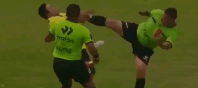 Árbitro acerta chute no rosto de membro de comissão técnica; veja o vídeo