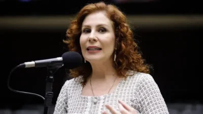 Carla Zambelli é incluída na lista vermelha da Interpol