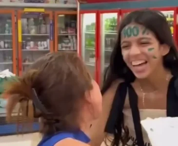 Filha de operadora de caixa consegue bolsa de 100% em faculdade e emociona a mãe com surpresa