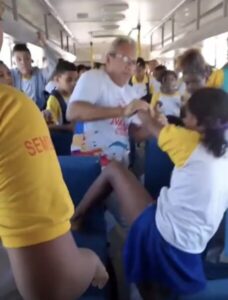 Diretor é flagrado agredindo estudante dentro de ônibus escolar no Piauí
