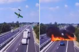 Avião ultraleve cai no meio de rodovia e deixa dois mortos na Itália