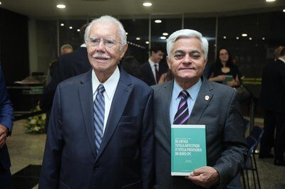 Desembargadores do TJDFT prestigiam entrega de Medalha no TRE/DF a José Sarney