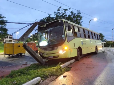 Ao desviar de carro em alta velocidade, ônibus se choca contra poste na Jerônimo de Albuquerque