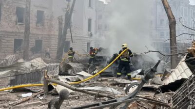 Ataque russo deixa mortos e feridos na Ucrânia; Zelensky busca ajuda