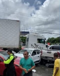 Engavetamento com 10 veículos causa transtornos em São Luís