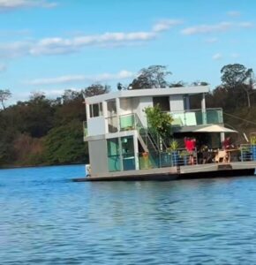 Estreito! Flutuante de prefeito causa apagão em ilha após colisão com rede elétrica.