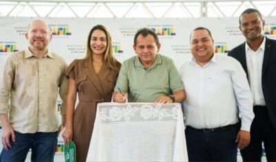Prefeito Juvenal Silva recebe trator em São Luís para fortalecer a agricultura familiar de Parnarama