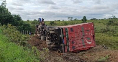 Caminhão carregado de cerveja tomba e PRF impede saque da carga no interior do Maranhão