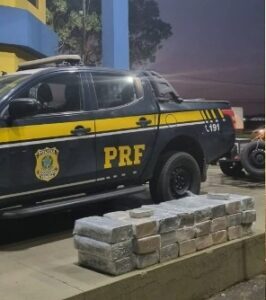 PRF apreende 240 tabletes de pasta base de cocaína e R$ 154 mil em dinheiro na BR-135