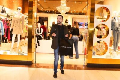 Lucas Bessa é clicado fazendo compras em lojas de grife no shopping Uberaba