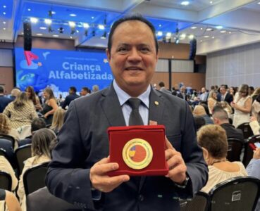 Prefeito Rigo Teles conquista o Selo Ouro no Compromisso Nacional com a Alfabetização