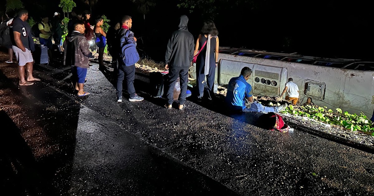 Urgente! Ônibus tomba na BR-222, entre Vargem Grande e Chapadinha
