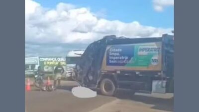 Motociclista morre em colisão com caminhão de limpeza