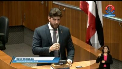 VIROU CHACOTA – DAVI BRANDÃO ENQUADRA OTHELINO NETO EM DISCURSO E FAZ CONVITE PARA VISITAREM OBRAS DO GOVERNO