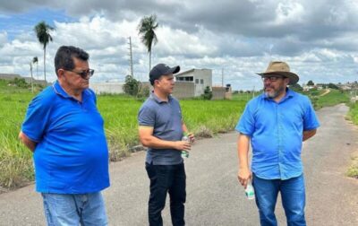 Prefeito Aluísio Sousa vistoria obra do camelódromo, em Açailândia