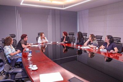 Iracema Vale defende assistentes sociais e psicólogos nas escolas