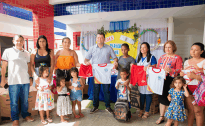 Pastos Bons: Enoque Mota entrega fardamento e equipamentos escolares