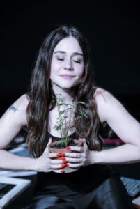Alessandra Negrini encena solo escrito por Silvia Gomez no Teatro Arthur Azevedo