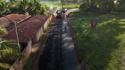 Moradores comemoram asfaltamento da estrada que liga Vila do Meio ao Mojó, em Bequimão