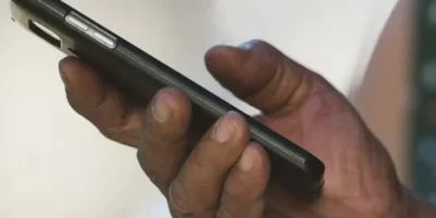 Lula sanciona lei que limita uso de celulares em escolas