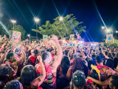 Primeira noite de carnaval em Bequimão atraiu milhares de foliões para a Praça Juca Martins