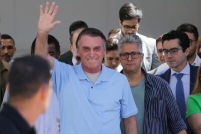 Bolsonaro deixa o hospital DF Star andando, após três semanas de “hospedagem” com r