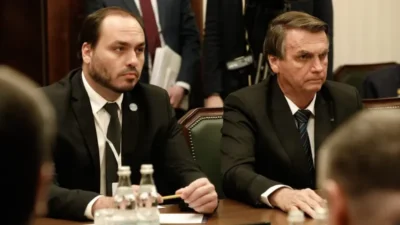 Polícia Federal diz que Jair Bolsonaro e seu filho Carlos integravam organização criminosa na Abin
