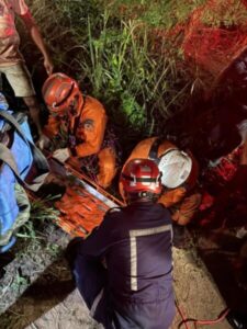 Bombeiros resgatam homem que caiu em ribanceira com 150 metros de profundidade