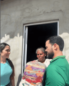 Prefeito Paulo Curió visita área afetada por enchente e distribui cestas básicas