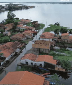 Prefeito Joãozinho Pavão inspeciona áreas atingidas pela enchente e garante apoio aos moradores