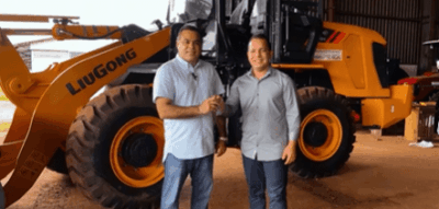 Prefeito Joãozinho Pavão recebe carregadeira para Santa Helena em ação de fortalecimento da Infraestrutura