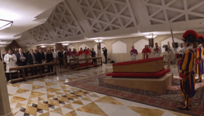 Vaticano divulga imagens exclusivas do papa Francisco no caixão
