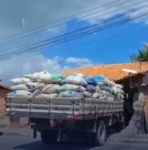 Caminhão desgovernado invade residência em Zé Doca