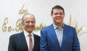 Vinicius Ferro prestigia homenagem a Aparício Bandeira e reforça compromisso com a valorização da gestão pública