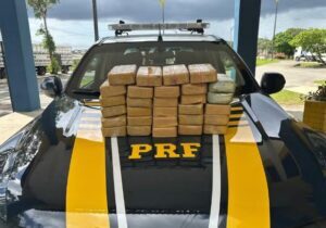 PRF apreende 29 tabletes de cocaína escondidos em carga de soja em São Luís/MA.