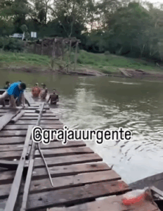 Depois de esperar 6 meses pela prefeitura, moradores se unem e constroem ponte, em Grajaú.