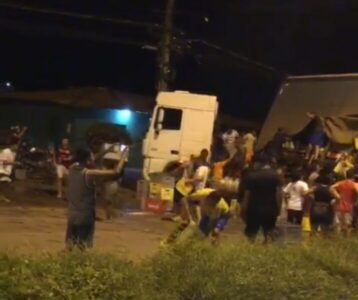 Carreta carregada de cerveja tomba e carga é saqueada por moradores em São Luís