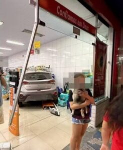 Motorista perde controle e invade farmácia na Avenida dos Holandeses; uma pessoa fica ferida