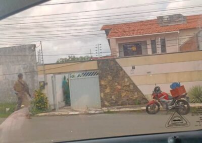 Casa é invadida no Calhau e ação é flagrada por câmeras de segurança